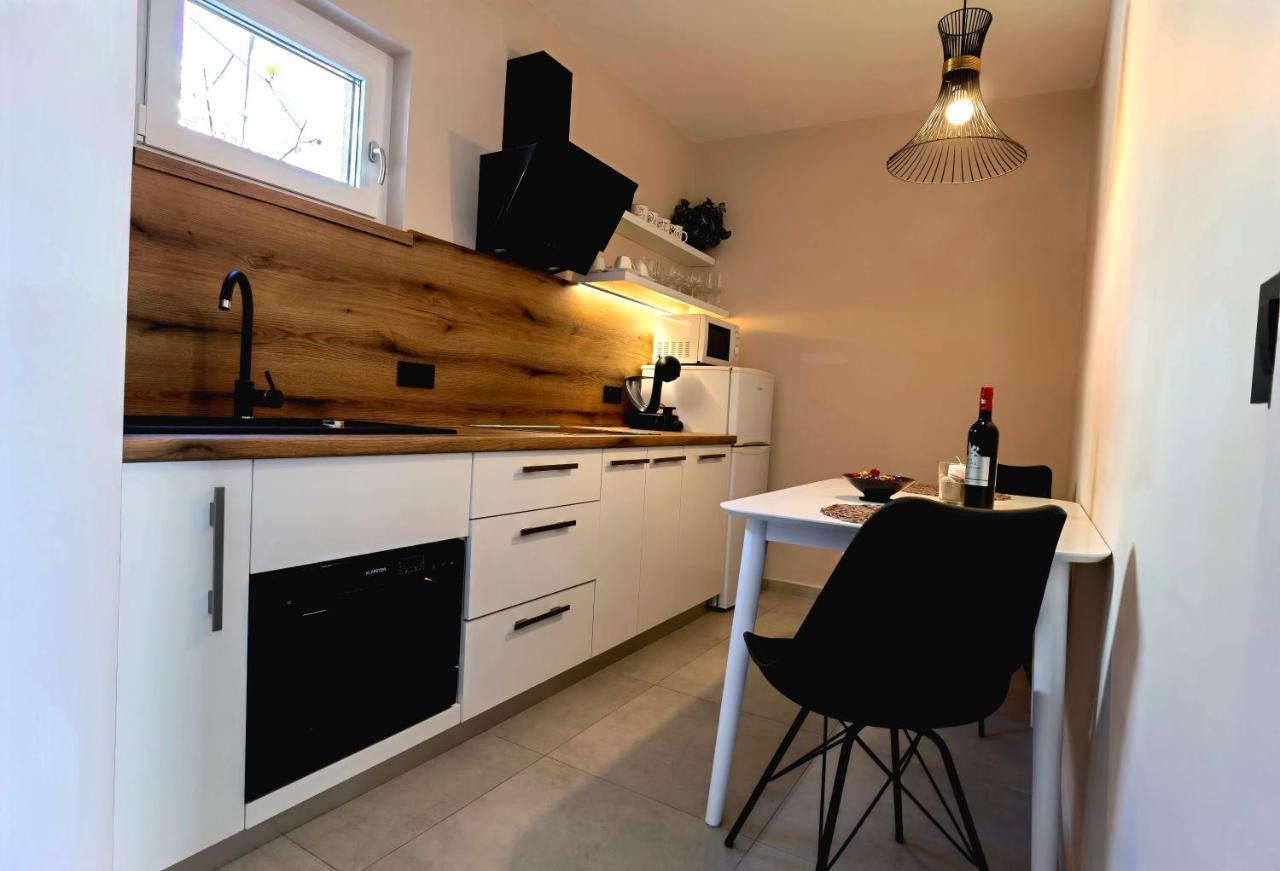 Stay In The Very Heart Of Porec - 50M To The Beach Экстерьер фото
