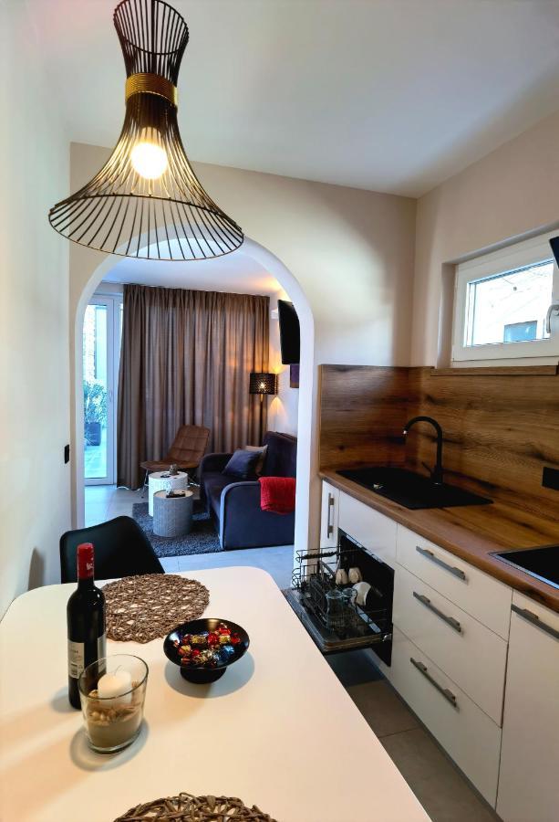 Stay In The Very Heart Of Porec - 50M To The Beach Экстерьер фото